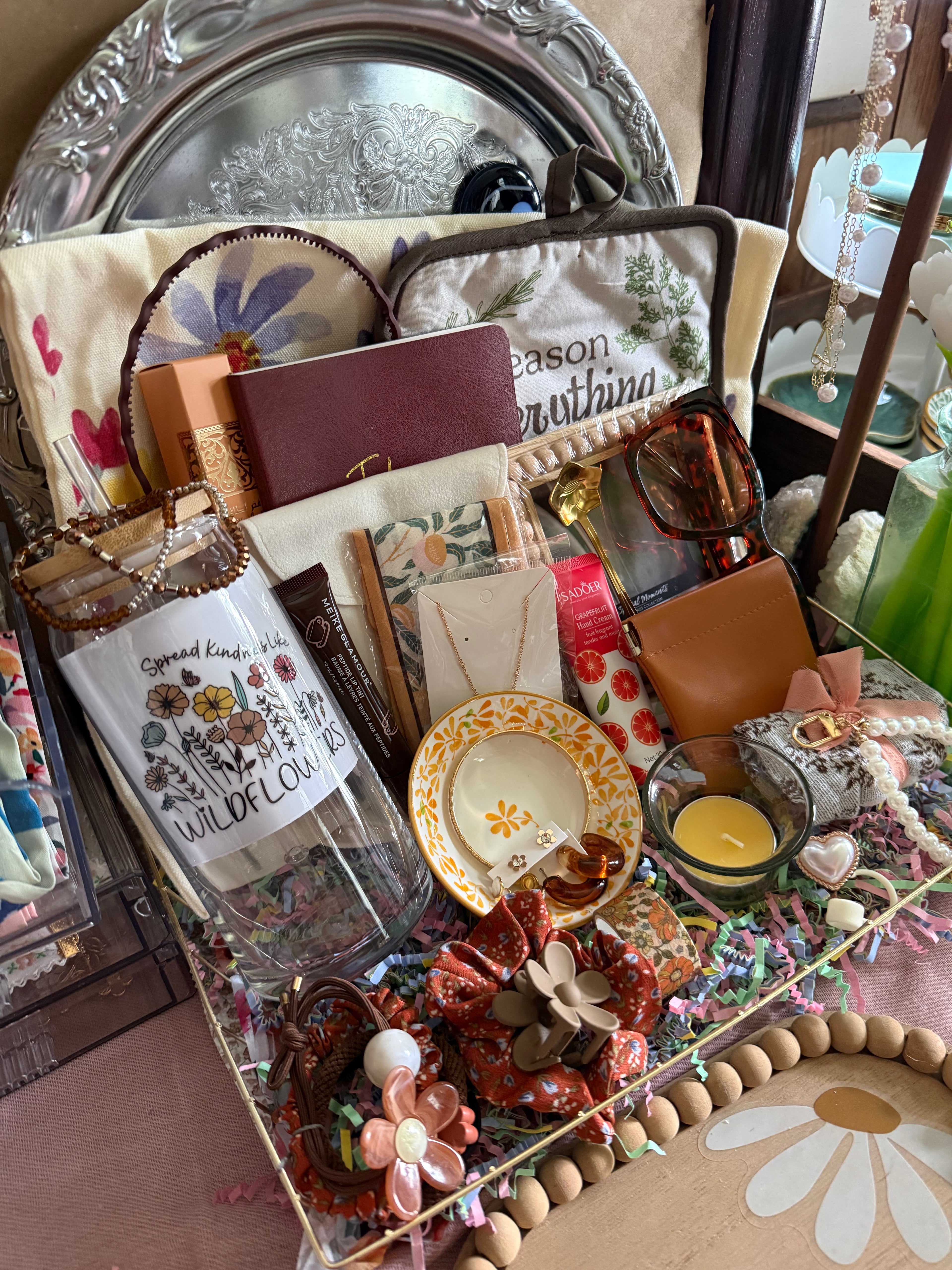 Neutral Curated Box